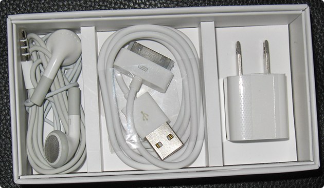 Зарядное устройство, USB кабель и наушники