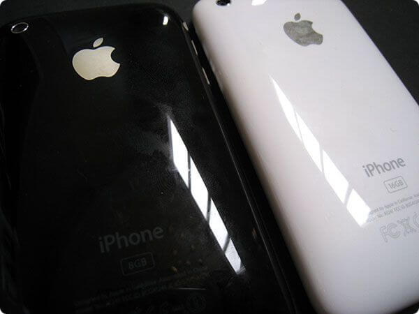 Черная и белая версии iPhone 3G