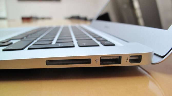 Правая сторона MacBook Air